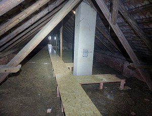 Zateplení stropu rodinného domu pomocí foukané izolace